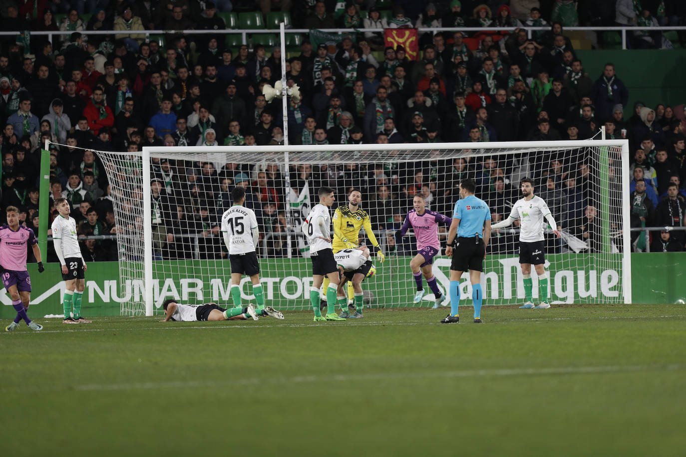 Un jugador verdiblanco trata de disparar a puerta ante el portero rival.