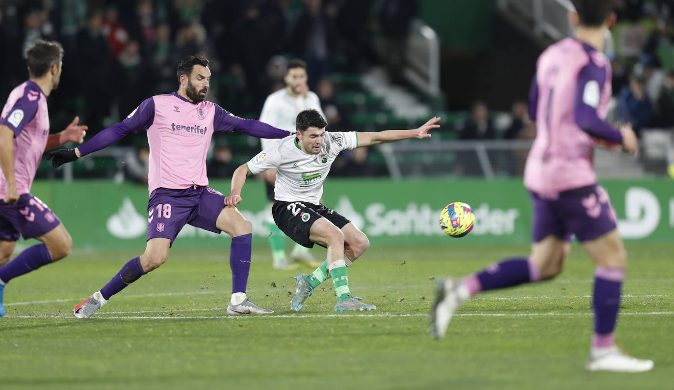 Un jugador verdiblanco trata de disparar a puerta ante el portero rival.