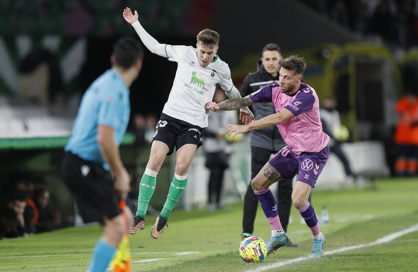 Un jugador verdiblanco trata de disparar a puerta ante el portero rival.