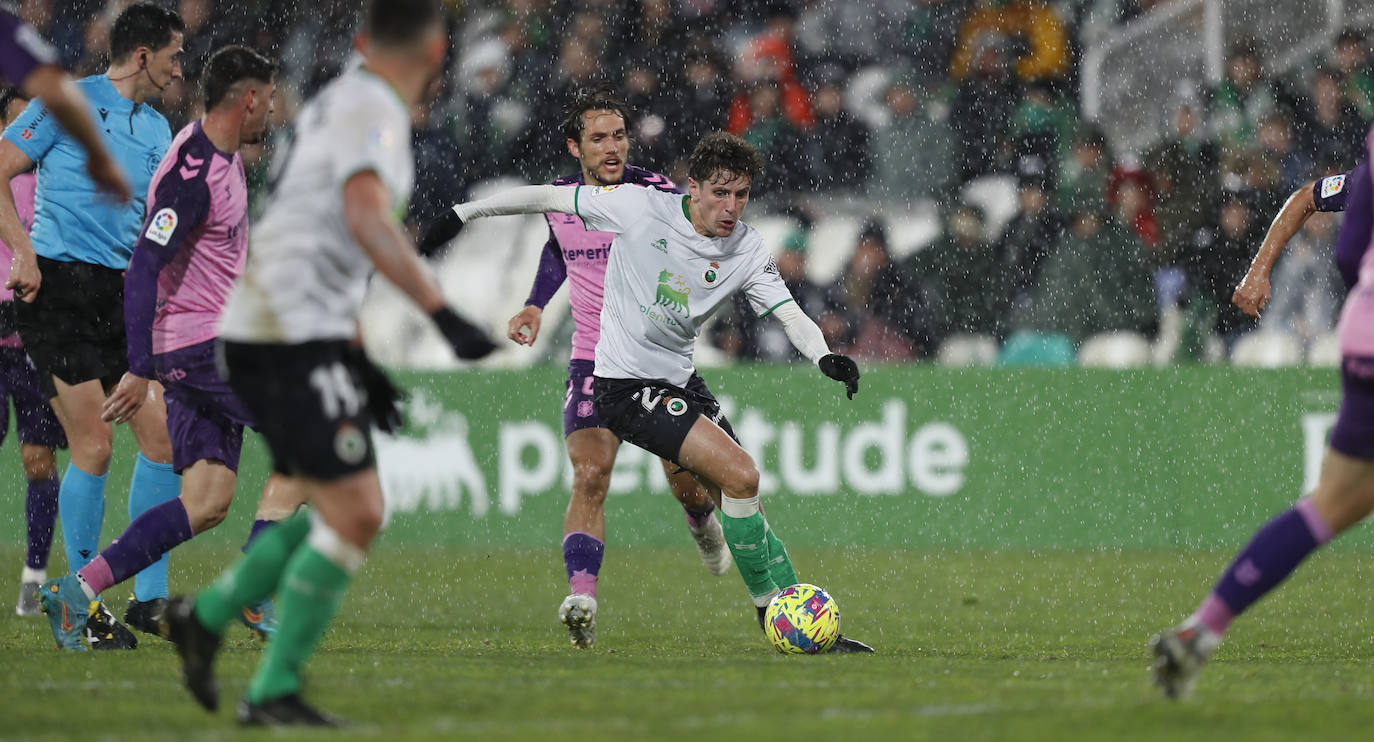 Un jugador verdiblanco trata de disparar a puerta ante el portero rival.