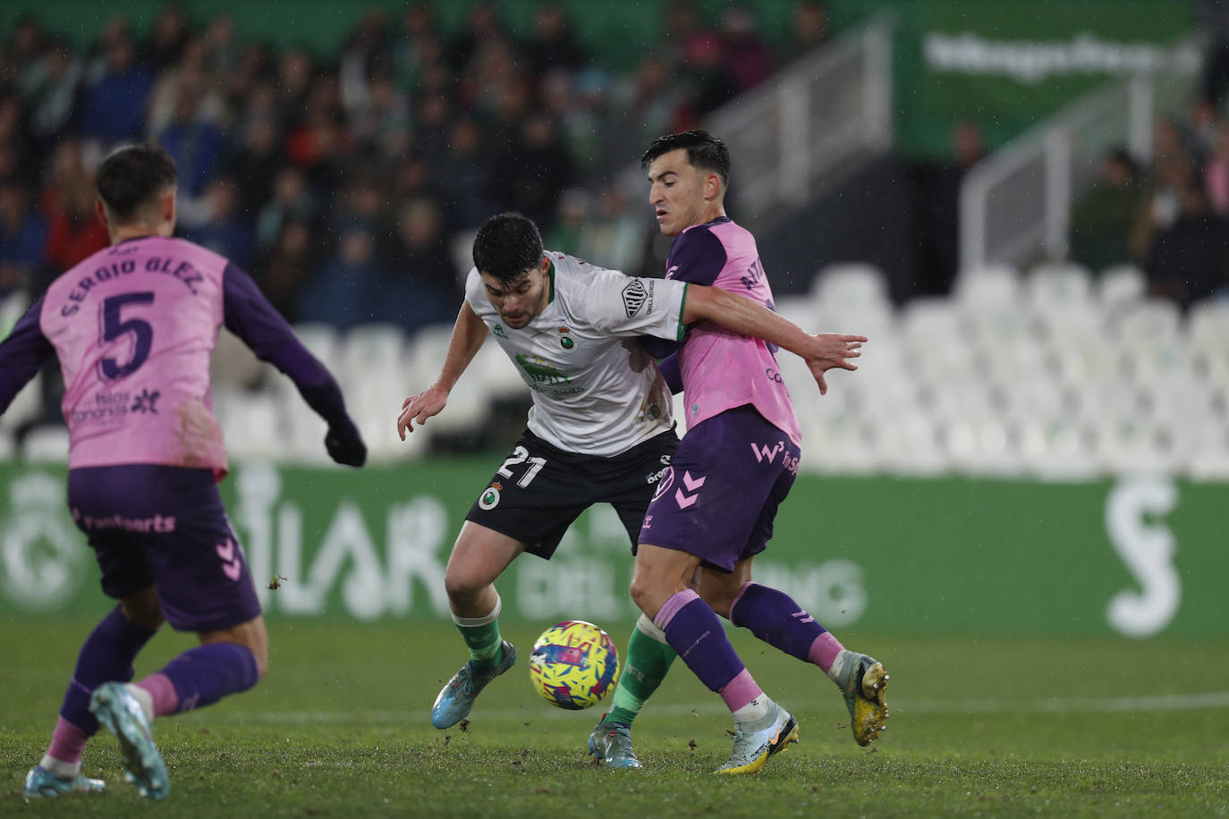 Un jugador verdiblanco trata de disparar a puerta ante el portero rival.