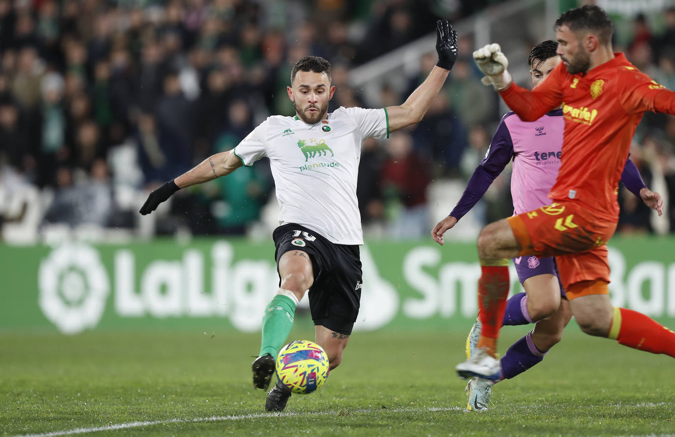 Un jugador verdiblanco trata de disparar a puerta ante el portero rival.