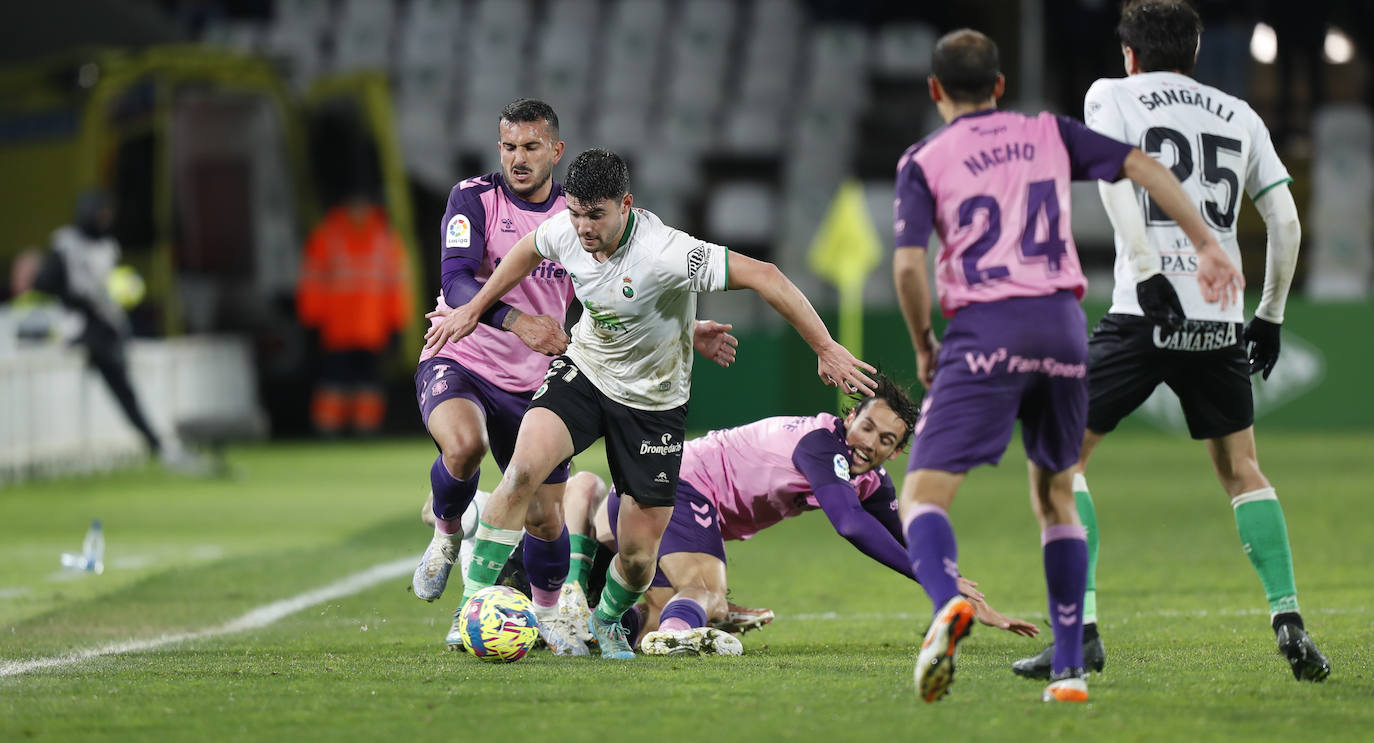 Un jugador verdiblanco trata de disparar a puerta ante el portero rival.