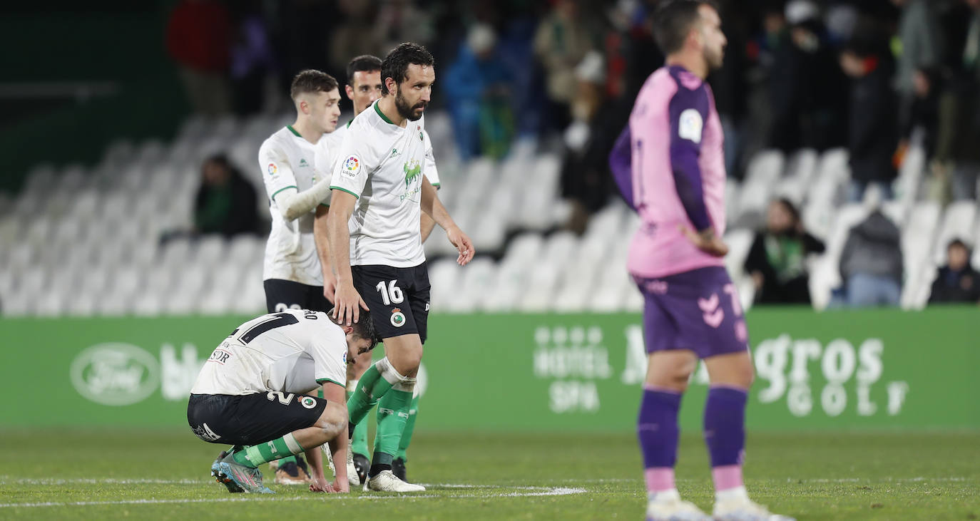 Un jugador verdiblanco trata de disparar a puerta ante el portero rival.