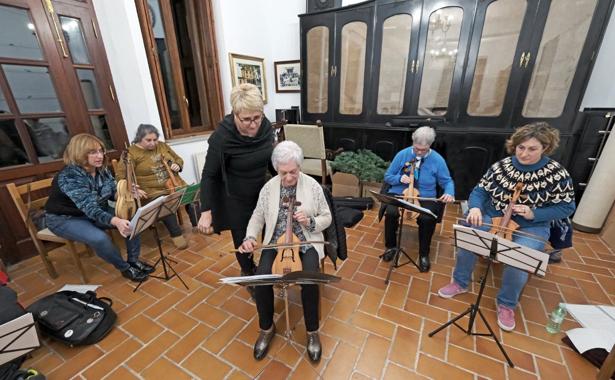 Cova, con varias de sus alumnas de la Escuela de Cabezón de la Sal. 