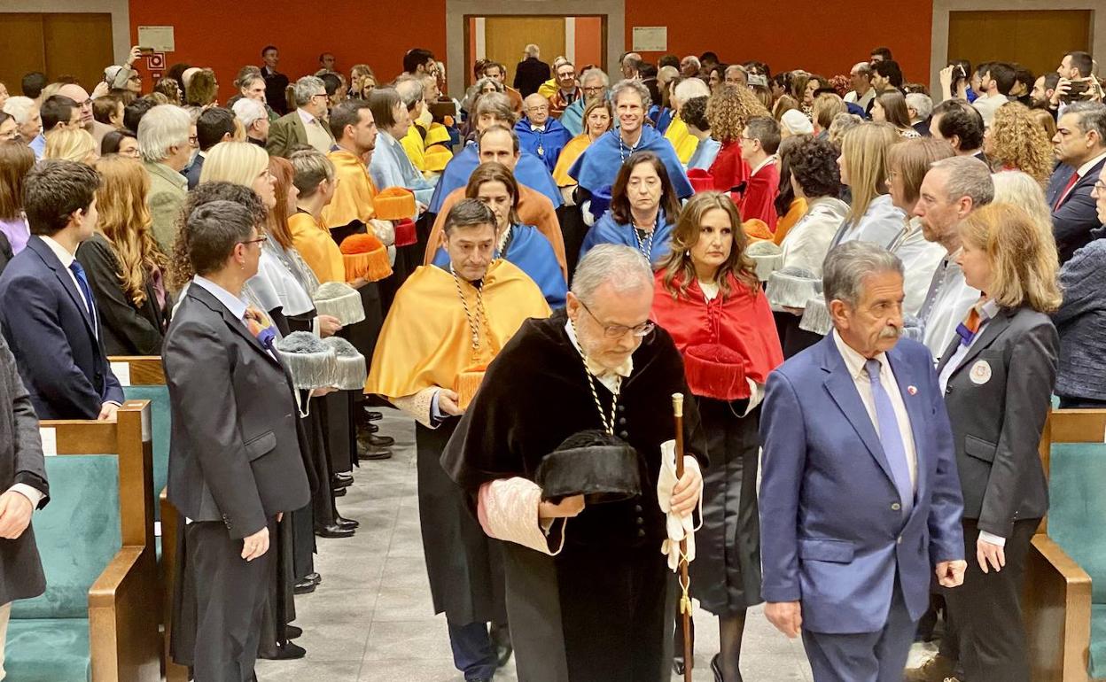 Ángel Pazos y Miguel Ángel Revilla hacen su entrada en el Paraninfo antes del inicio del acto. 