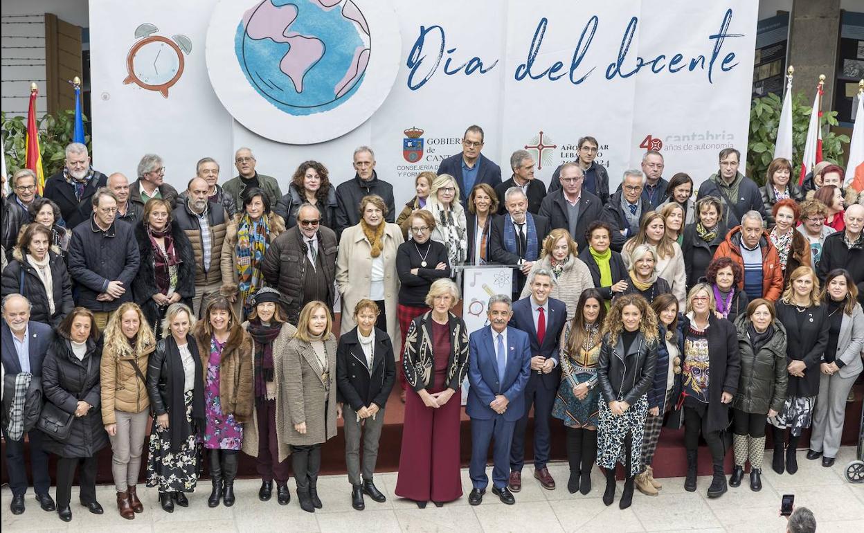 Foto de familia de las autoridades y los cerca de 200 profesores que se despiden de las aulas, en el patio del Parlamento de Cantabria. 