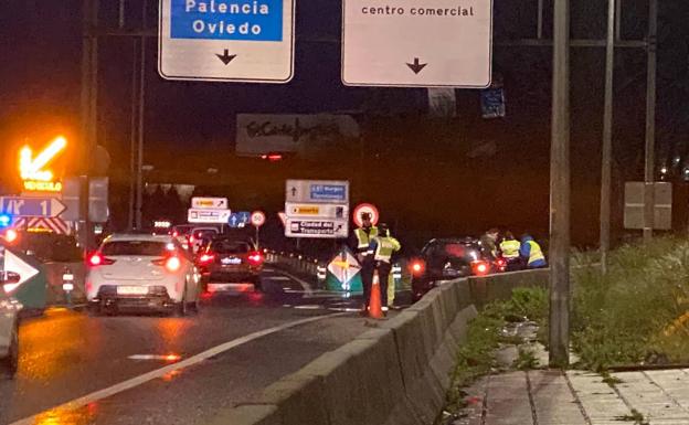 Imagen principal - Imágenes de los dos accidentes de este viernes en la S-10