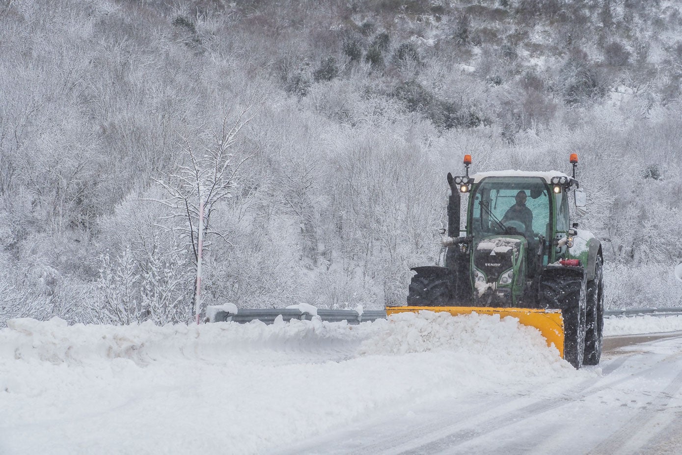 Fotos: La nieve vuelve a complicar el tráfico en la A-67