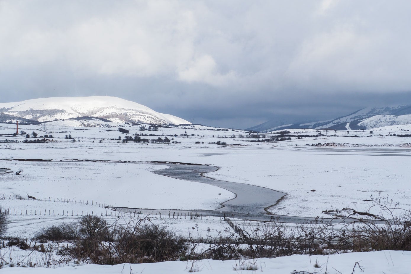 Fotos: La nieve vuelve a complicar el tráfico en la A-67