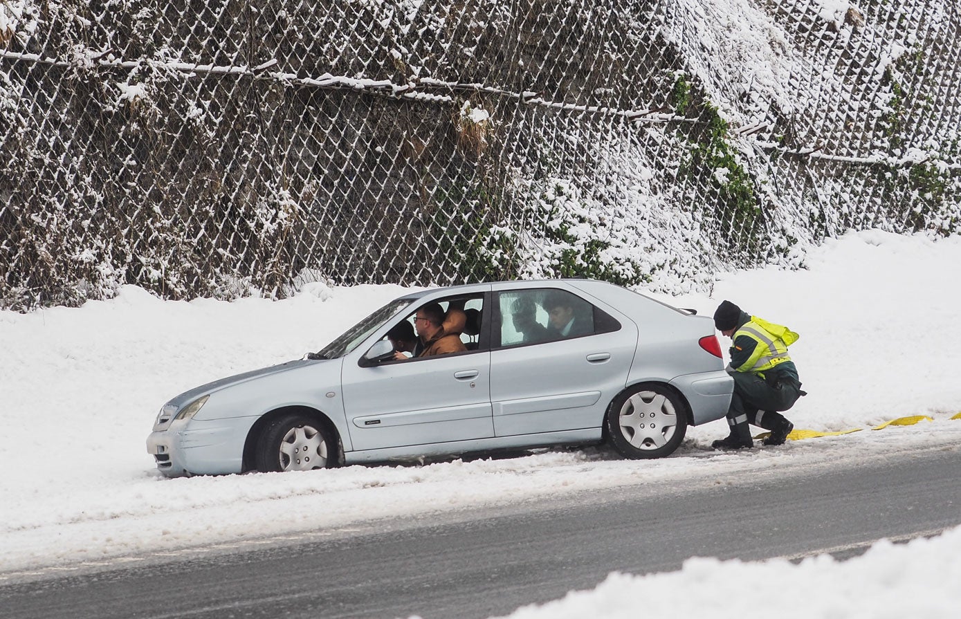 Fotos: La nieve vuelve a complicar el tráfico en la A-67