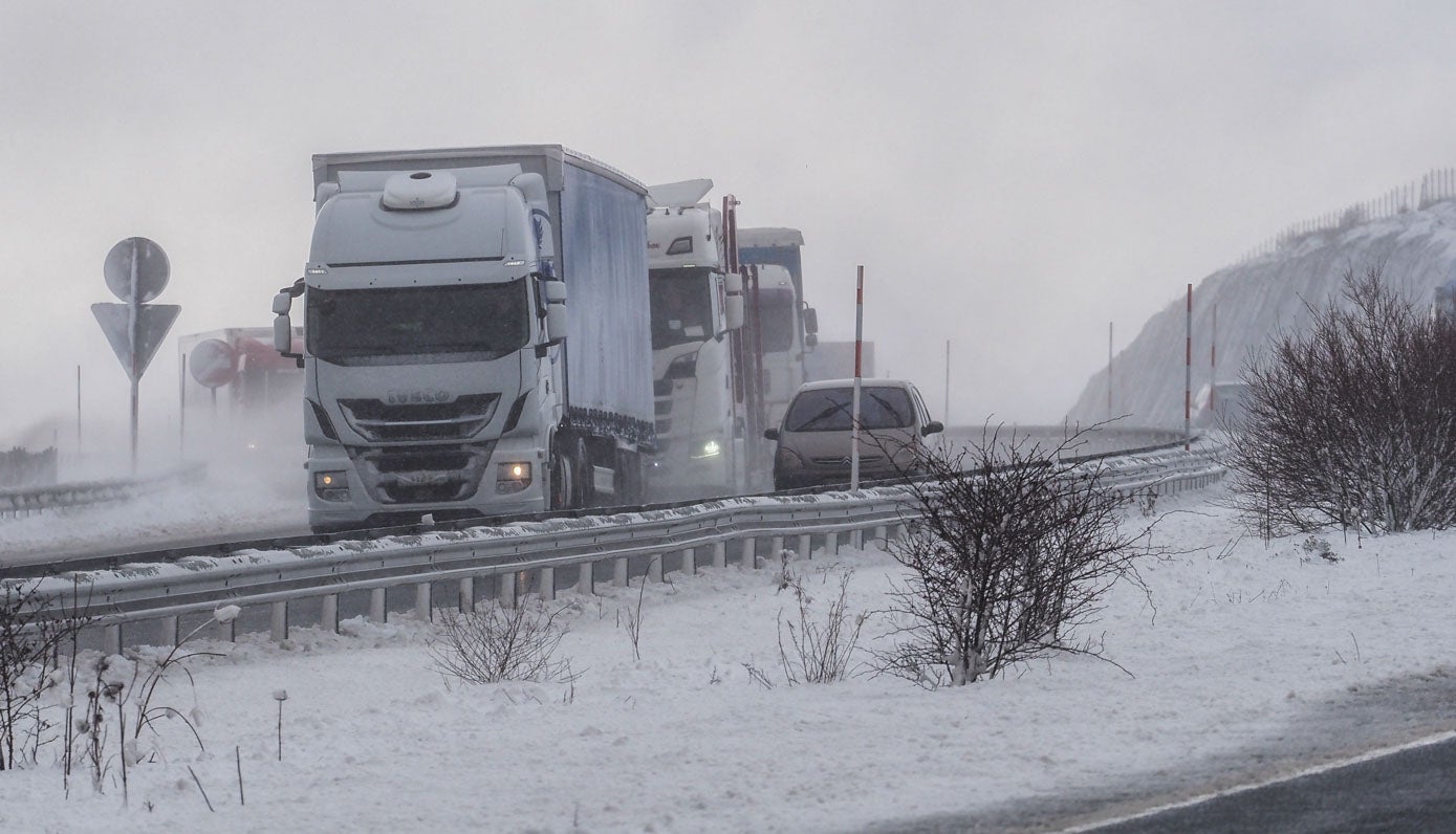 Fotos: La nieve vuelve a complicar el tráfico en la A-67