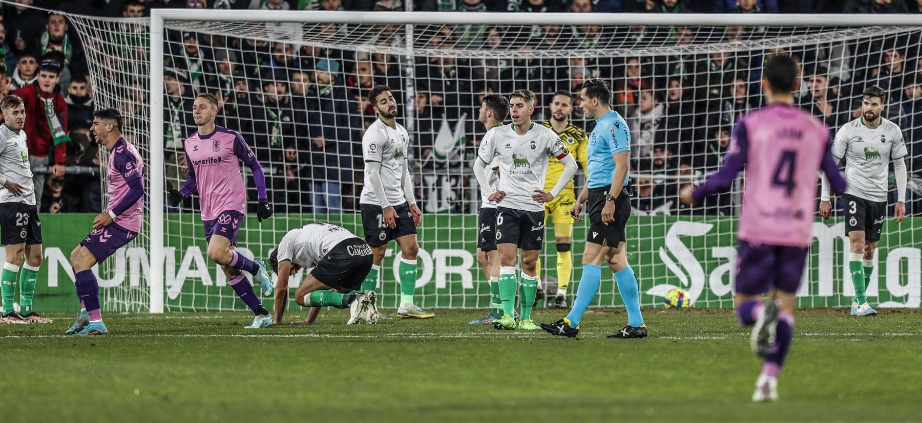 Los jugadores del Racing lamentan el tanto del empate del Tenerife, obra de Romero. 