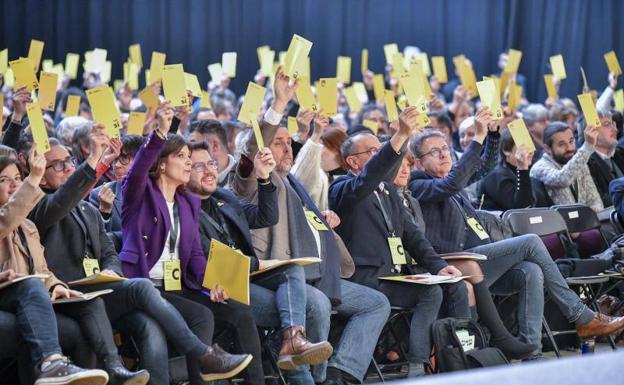 Pere Aragonés, Oriol Junqueras y Marta Vilalta durante una votación este sábado en el Congreso Nacional de ERC celebrado en Lleida.