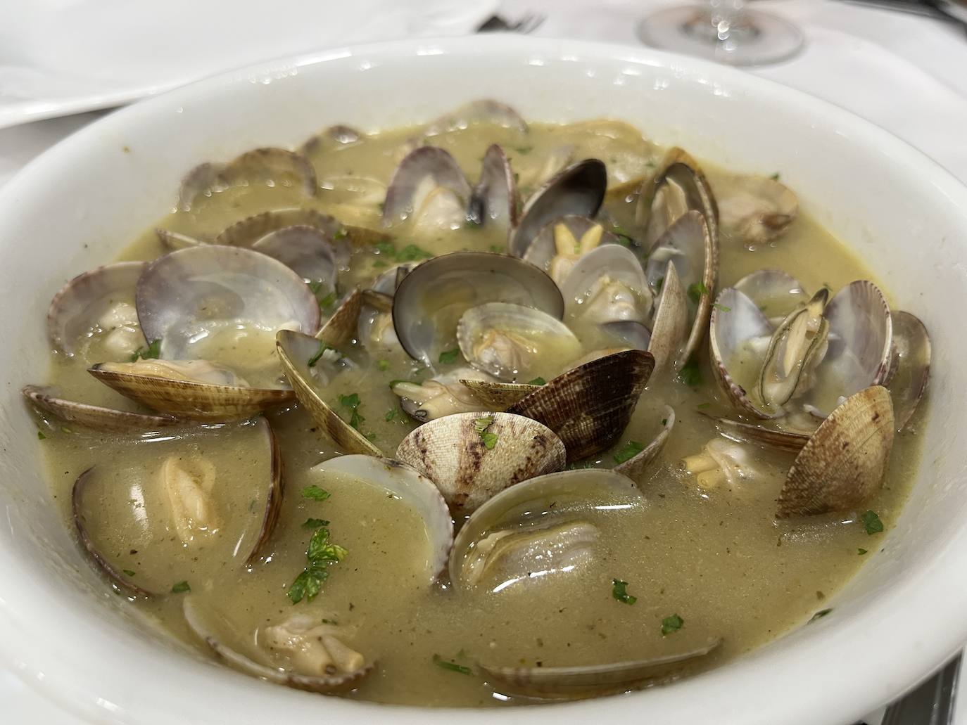 Imagen secundaria 1 - Centollo y centolla viva, almejas a la marinera y arroz con nécoras.