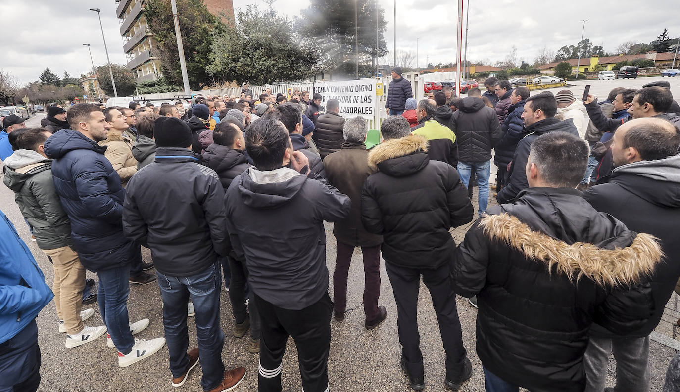 Fotos: Trabajadores de Aspla este domingo frente a la fábrica