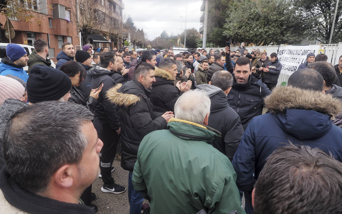 Fotos: Trabajadores de Aspla este domingo frente a la fábrica