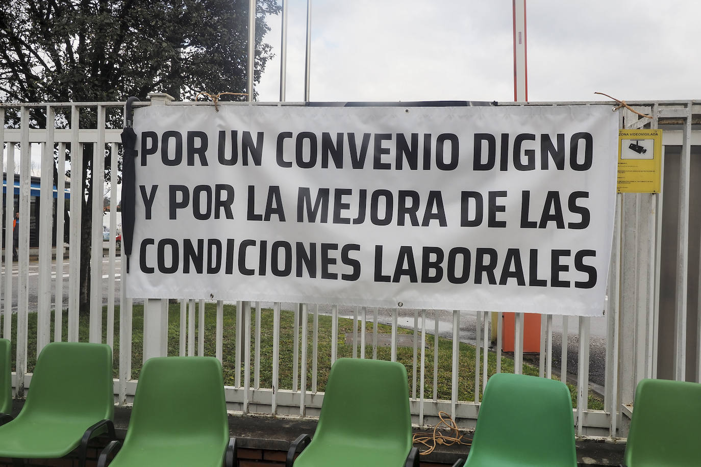 Fotos: Trabajadores de Aspla este domingo frente a la fábrica