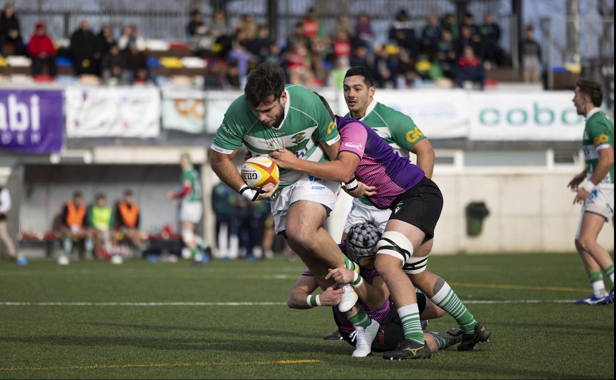 Gastón Varela lleva el oval en el partido ante La Única.