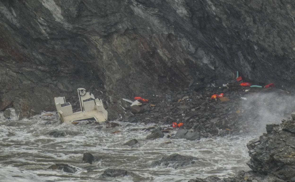 Los restos del barco naufragado, en el que habían salido a pescar José Luis Fernández y su hermano. 