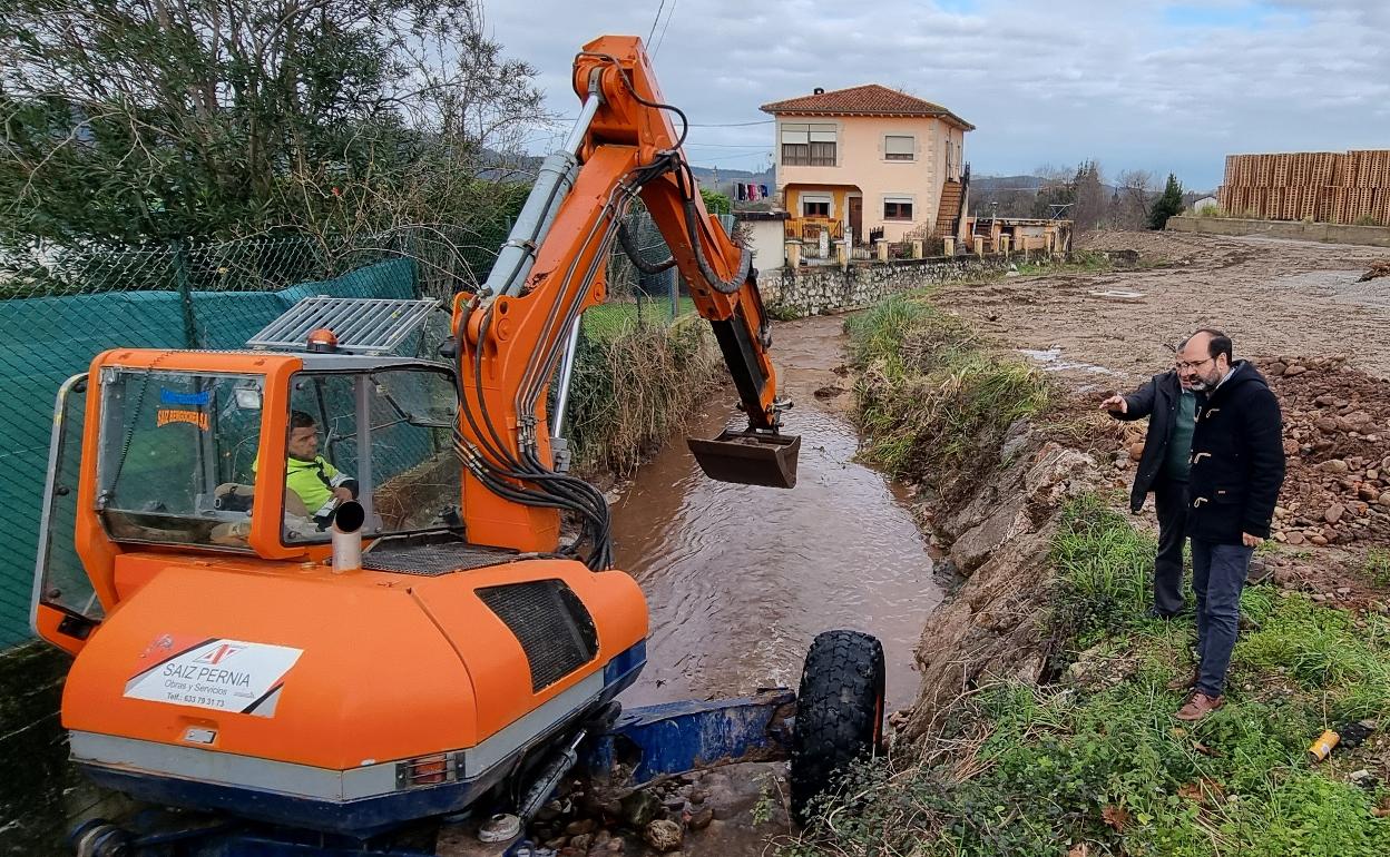 Torrelavega limpia los arroyos del municipio para evitar desbordamientos