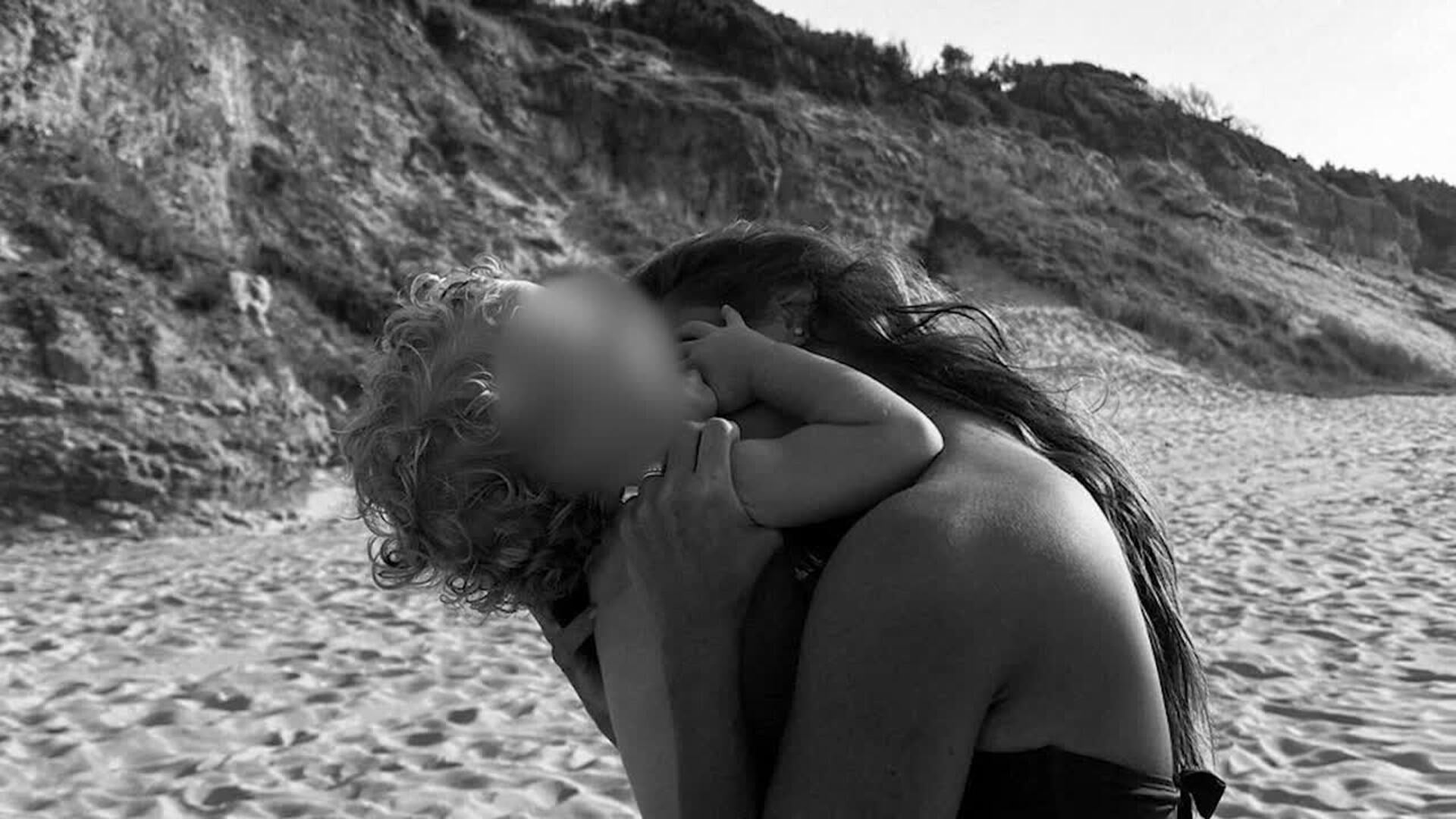 María Pombo comparte sus mejores fotos con sus pequeños en la playa