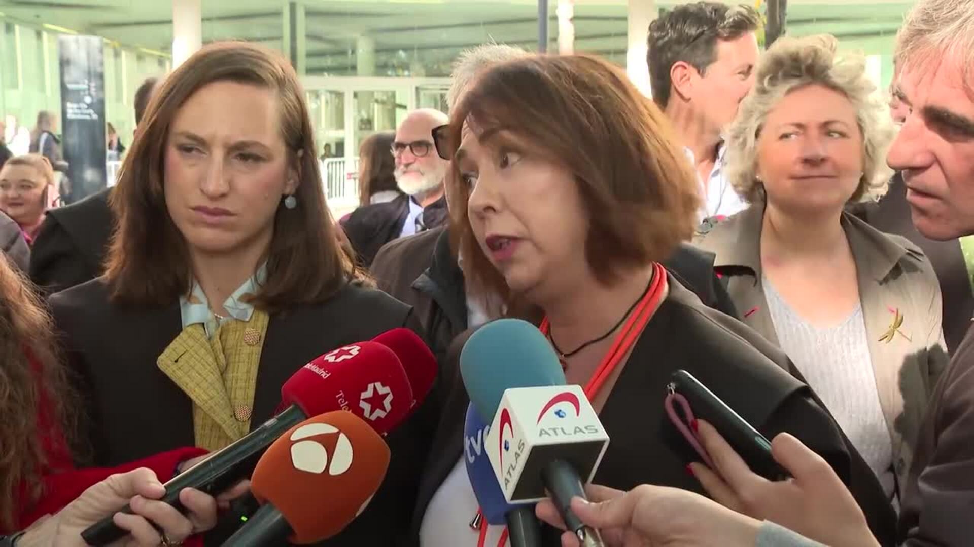 Unos 40 abogados y procuradores acompañados de Vox y PP protestan contra la amnistía en Barcelona