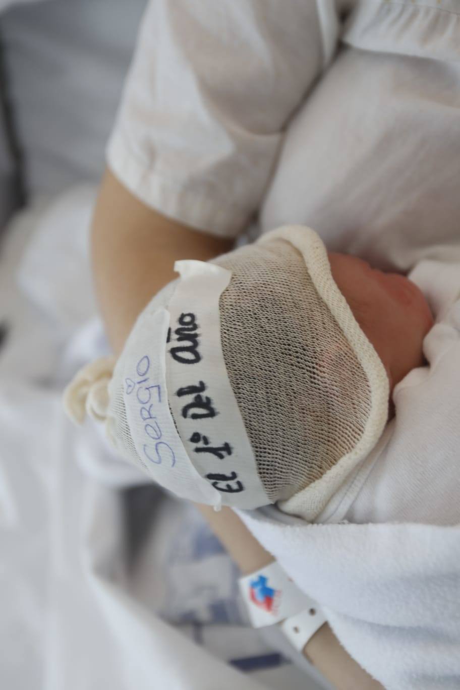 Las enfermeras han escrito 'Primer niño del año en el gorrito de Sergio'