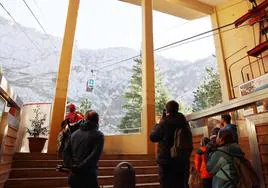 Un grupo de turistas esperan para coger el teleférico