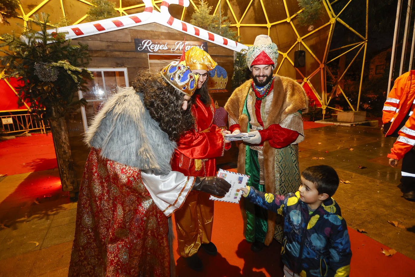 Decenas de niños se han acercado a los aposentos de Gaspar en el Parque Mágico de la Navidad, en el Manuel Barquín.