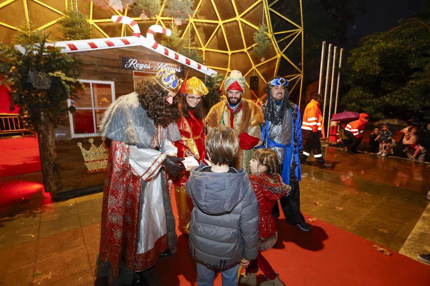 Los emisarios de Melchor, Gaspar y Baltasar salieron del Ferial de Ganados y recorrieron diferentes calles y barrios de la capital del Besaya.