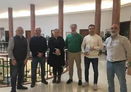 Los promotores del reparto de raciones del roscón solidario, en el Ayuntamiento de Santander.