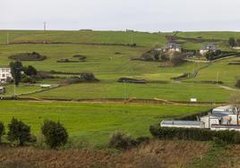 Parcela de Soto de la Marina, junto al camping, en la que la Sareb construirá 182 viviendas.