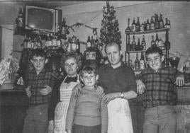 Medardo Sánchez, fundador del bar, junto con su esposa Flori y sus hijos, José, Rosa y Antonio (Toñín), que tomó el relevo del bar.