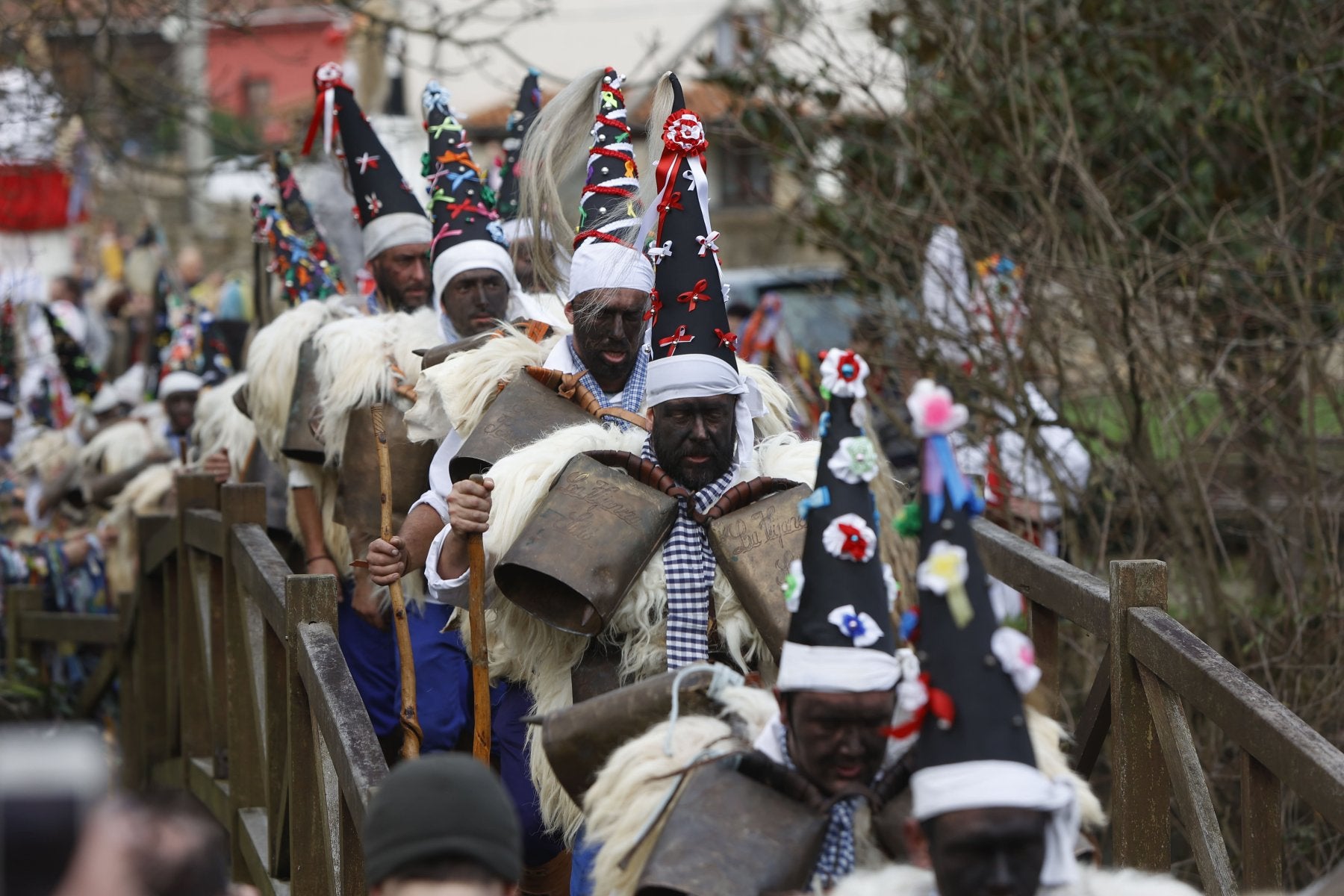 Protagonistas de La Vijanera en Silió ataviados con sus peculiares trajes de esta fiesta.