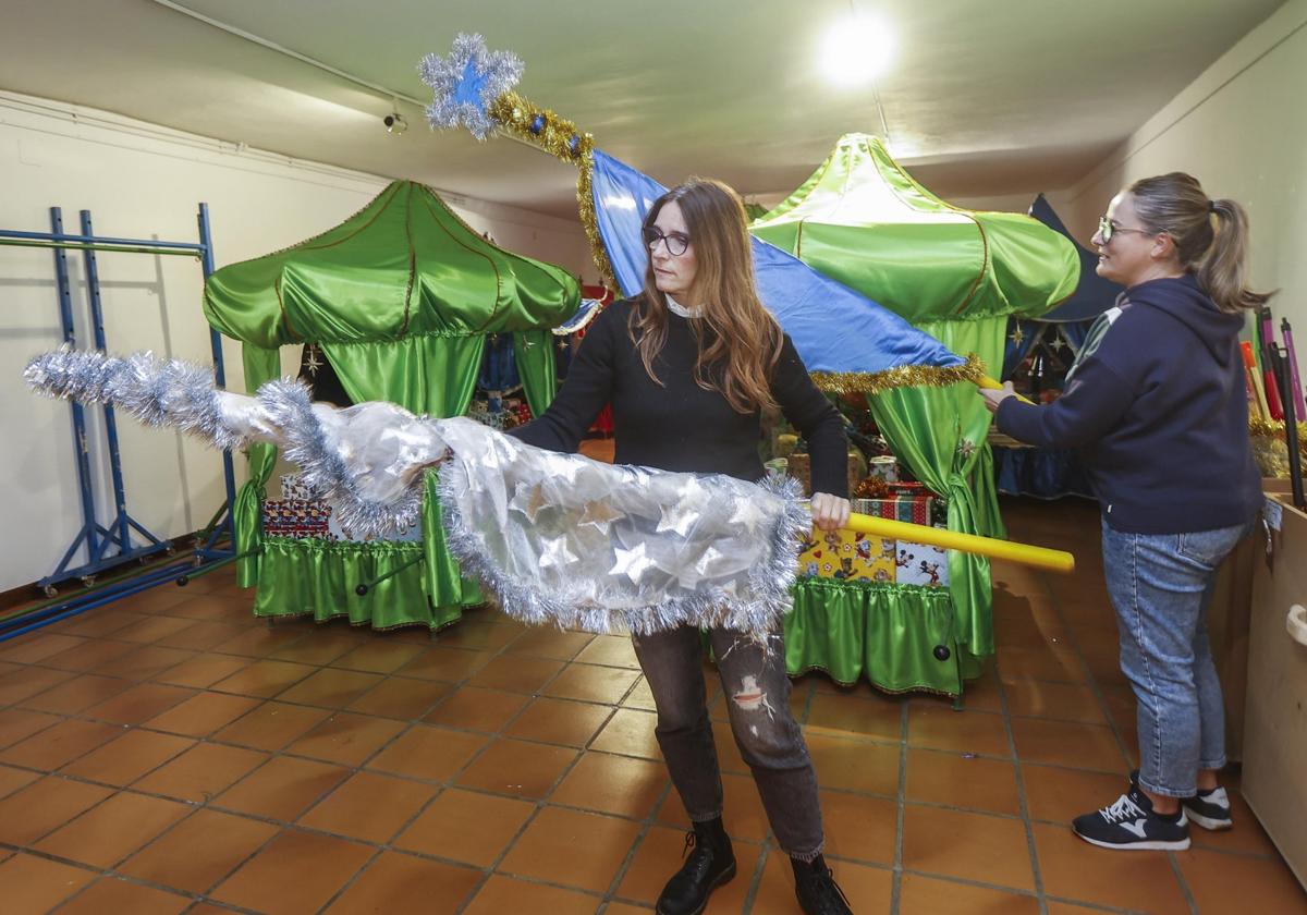 Estandartes, banderones o carrozas, en la sala dondese guarda el material.