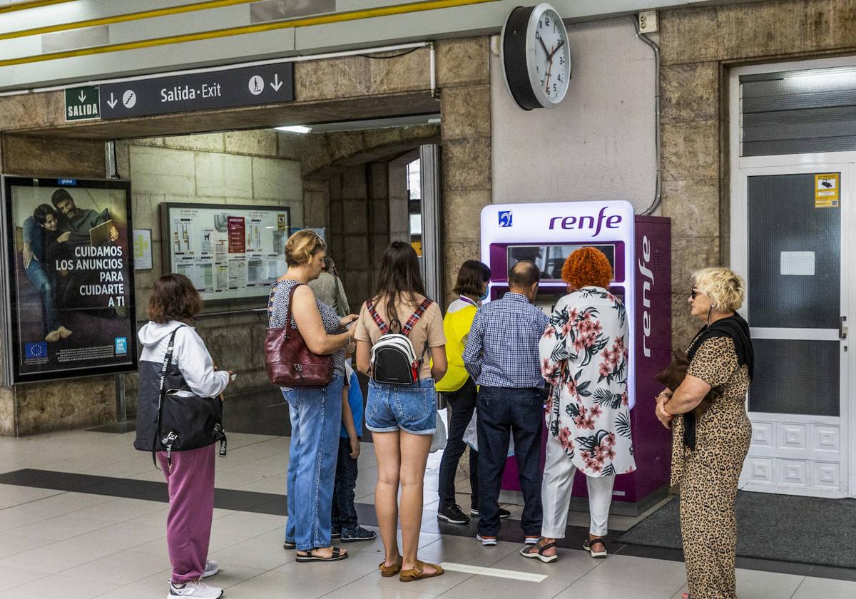 Usuarios de las Cercanías de Cantabria solicitando, en la estación de Santander, el abono gratuito de Renfe cuando se implantó la medida, en septiembre de 2022.