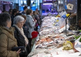 Compras navideñas en el Mercado de la Esperanza, en Santander.