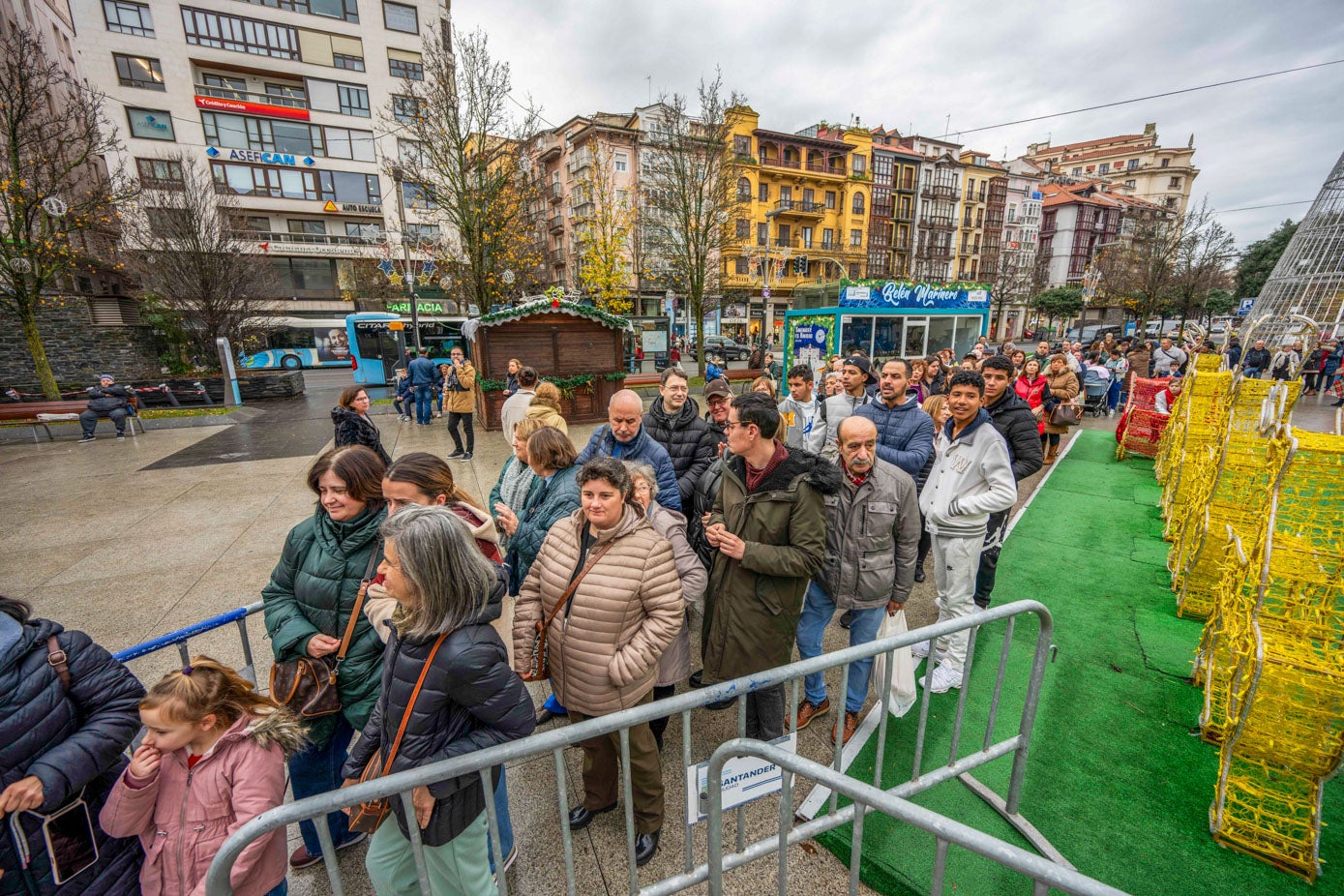 Los asistentes esperan su turno para saborear el dulce navideño.