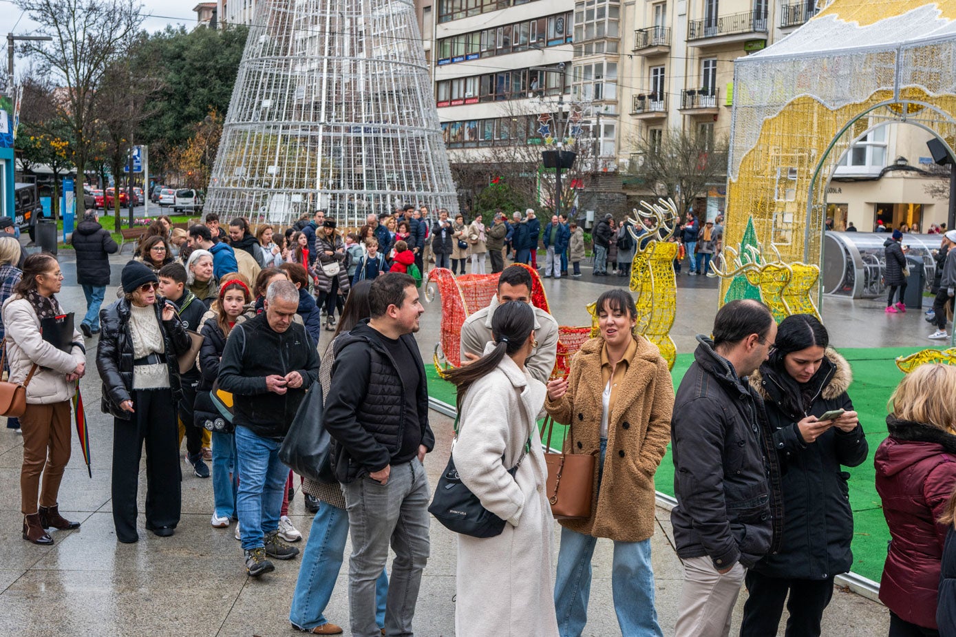 Varias personas hacen cola para disfrutar del roscón en la plaza del Ayuntamiento.