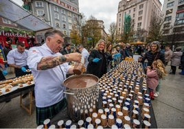 Uno de los cocineros voluntarios prepara el chocolate