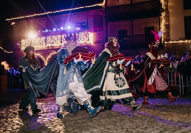 El original desfile por las calles empedradas de Santillana del Mar.