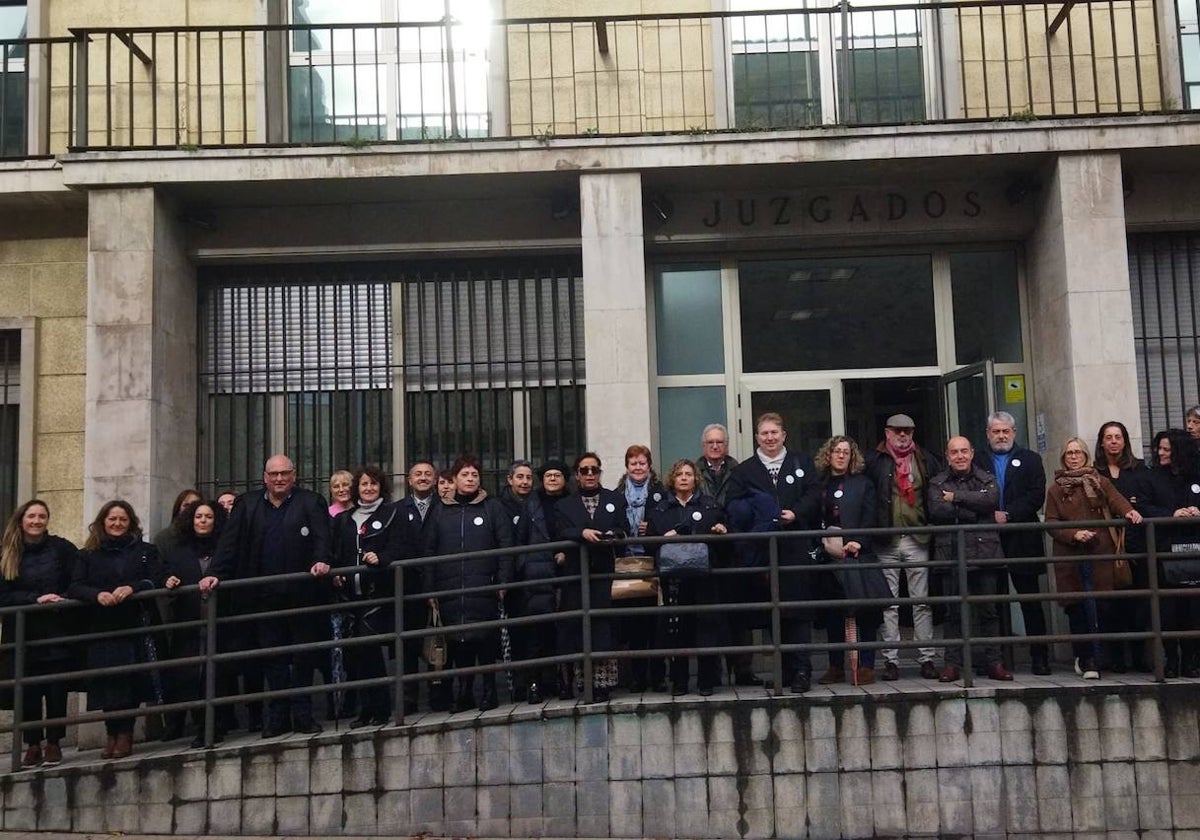 Abogados del turno de oficio durante una concentración celebrada en los Juzgados de la calle Alta.