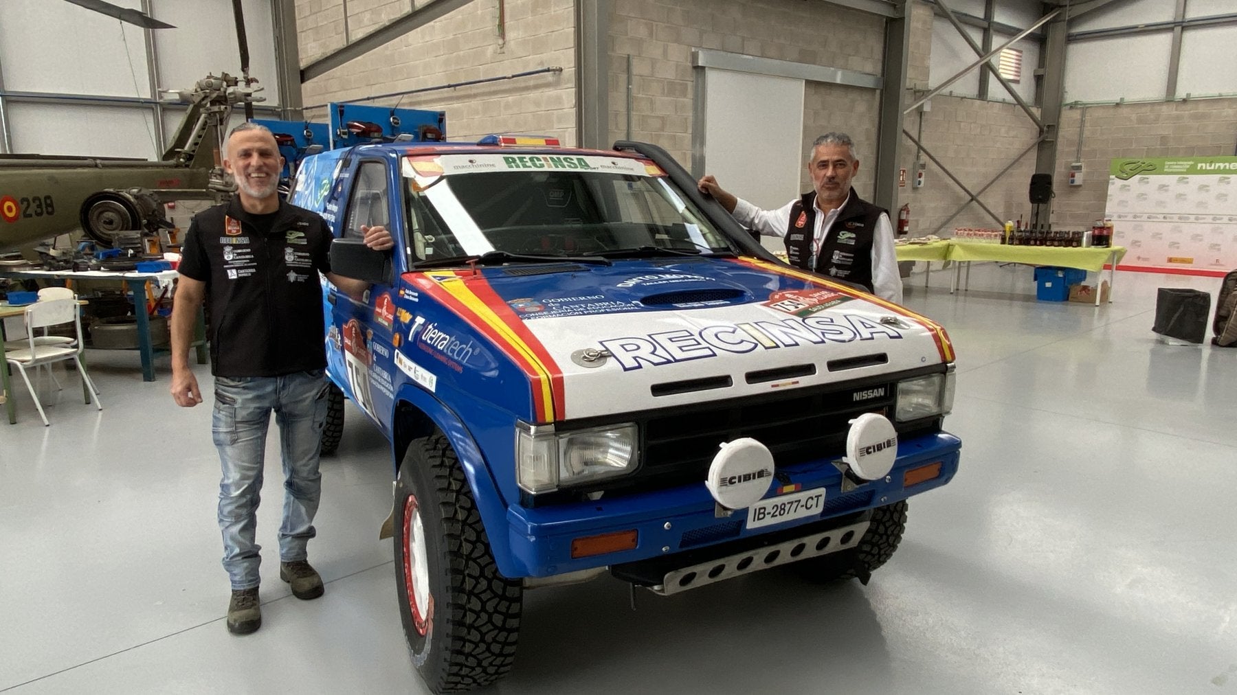 Rafa y Francisco Benavente junto al Nissan Terrano con el que compiten desde hoy en el Dakar.