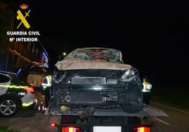 Estado en el que quedó el coche del detenido tras volcar.