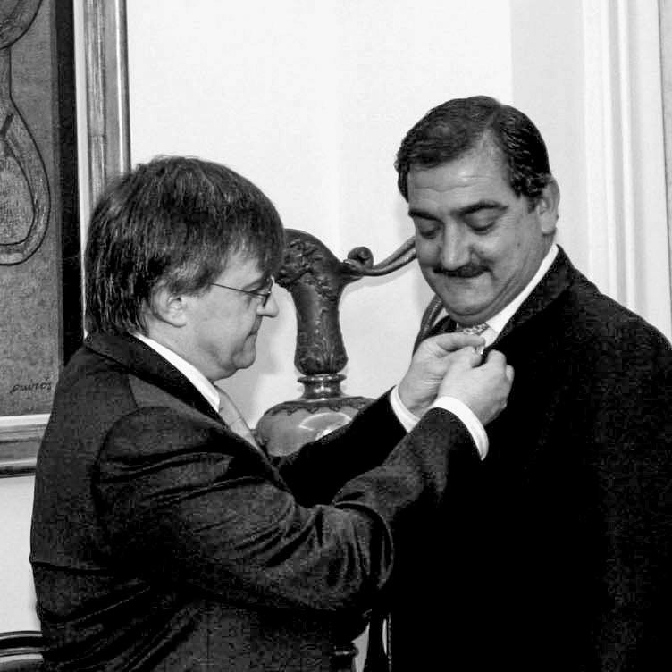 Toñín entregando una insignia en agradecimiento a Gonzalo Piñeiro.