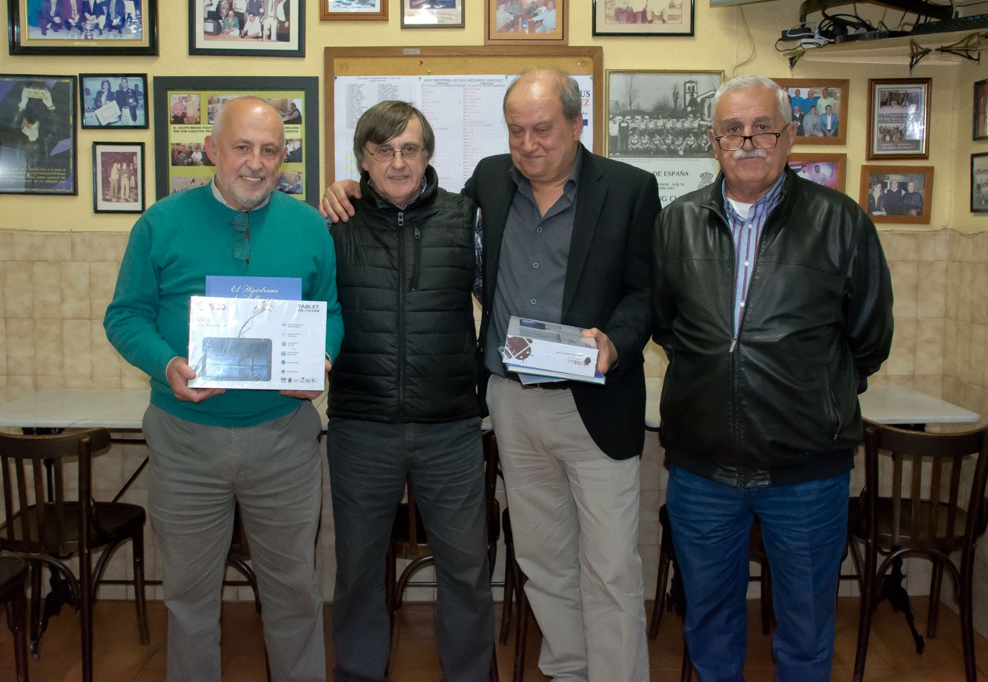 Entrega de premios: José Sánchez, Toñín, José Helguera y Tolín.