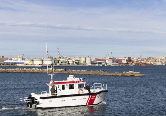 Uno de los barcos de vigilancia en la bahía.