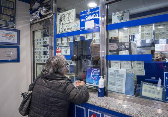 Venta de la lotería del sorteo de 'El Niño' en Cantabria en una foto de archivo.