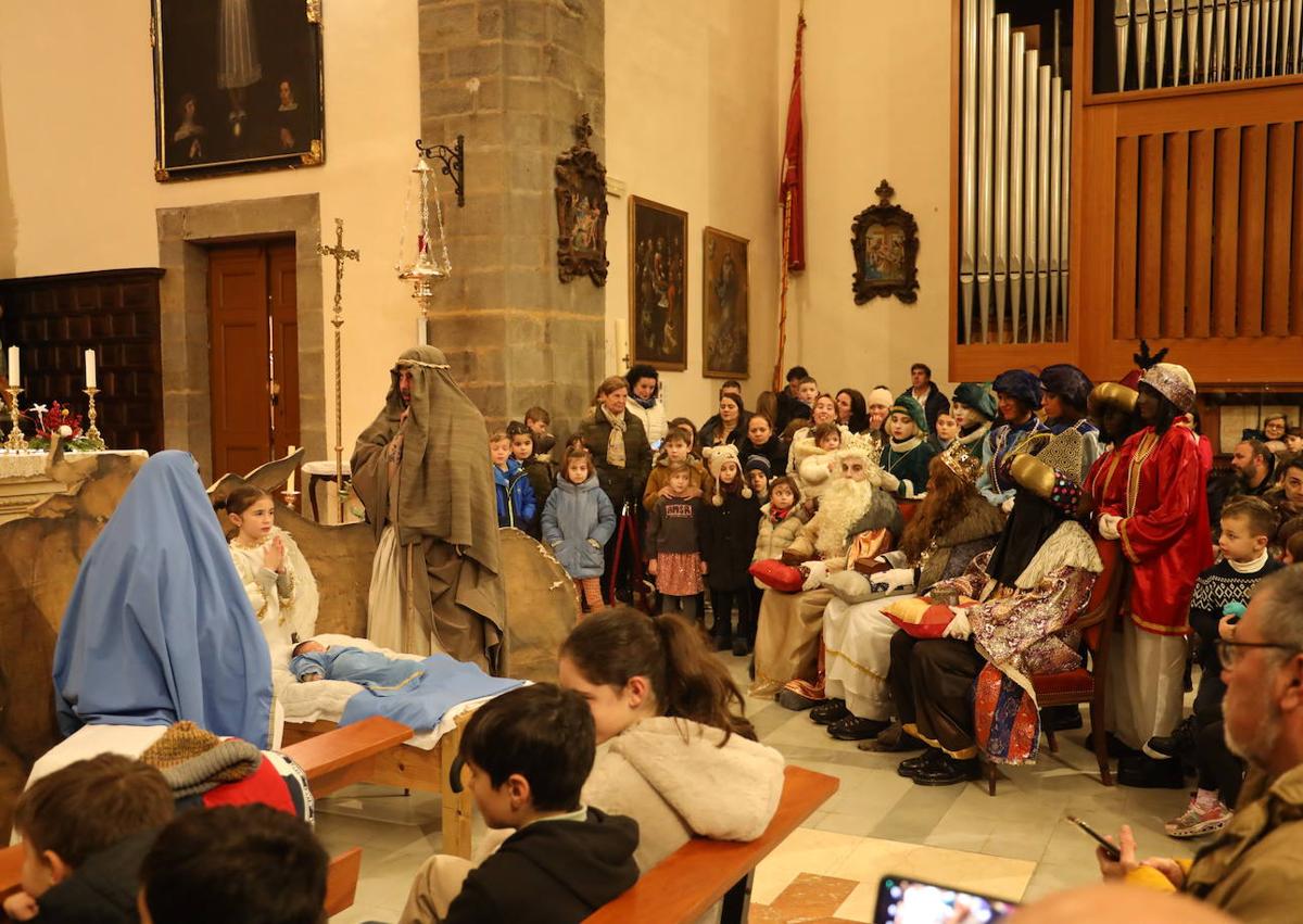 Imagen secundaria 1 - El mal tiempo no es obstáculo para disfrutar de la noche de Reyes en Liébana